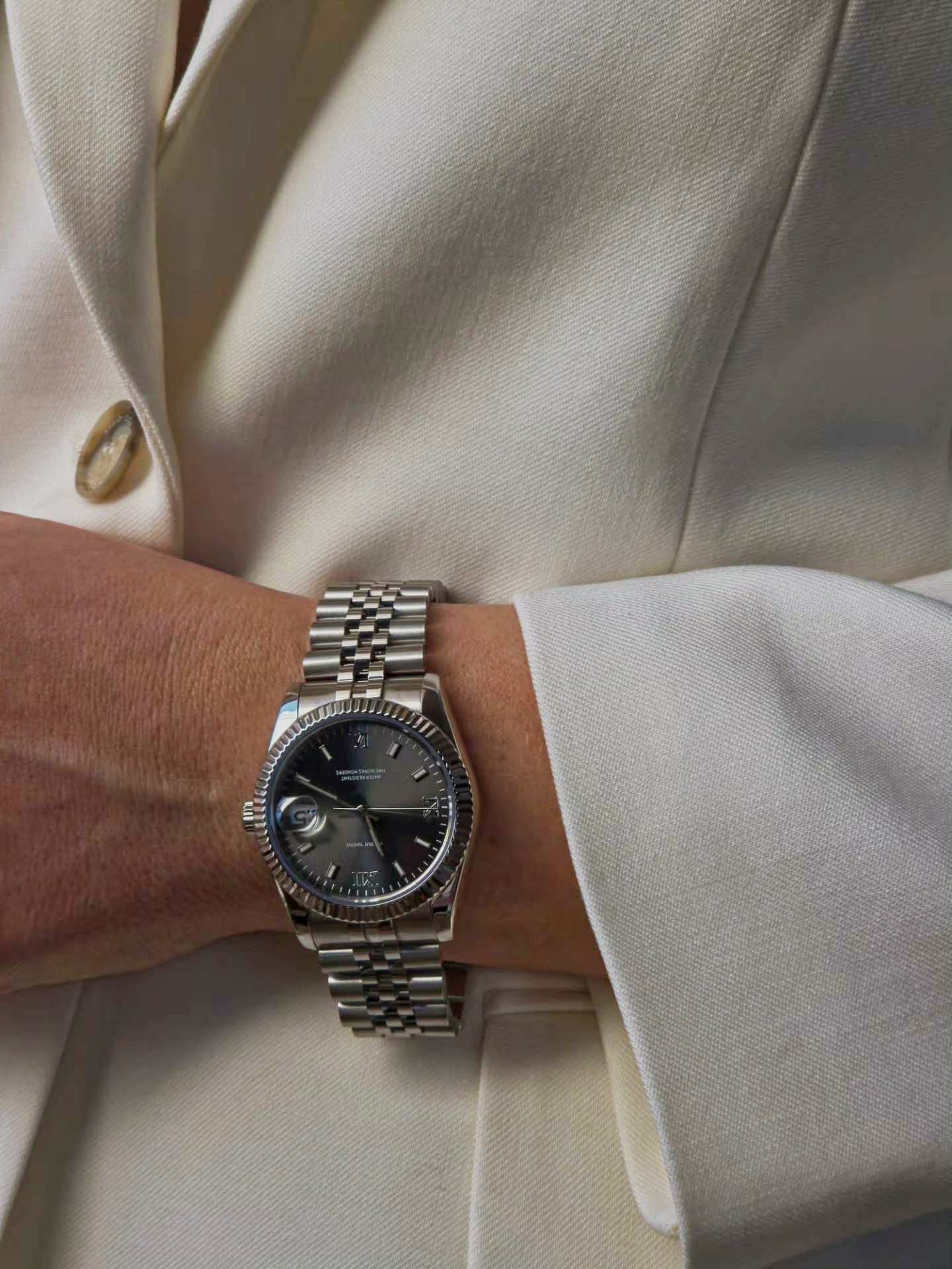How to Choose the Right Women's Quartz Watch for Work and Formal Occasions