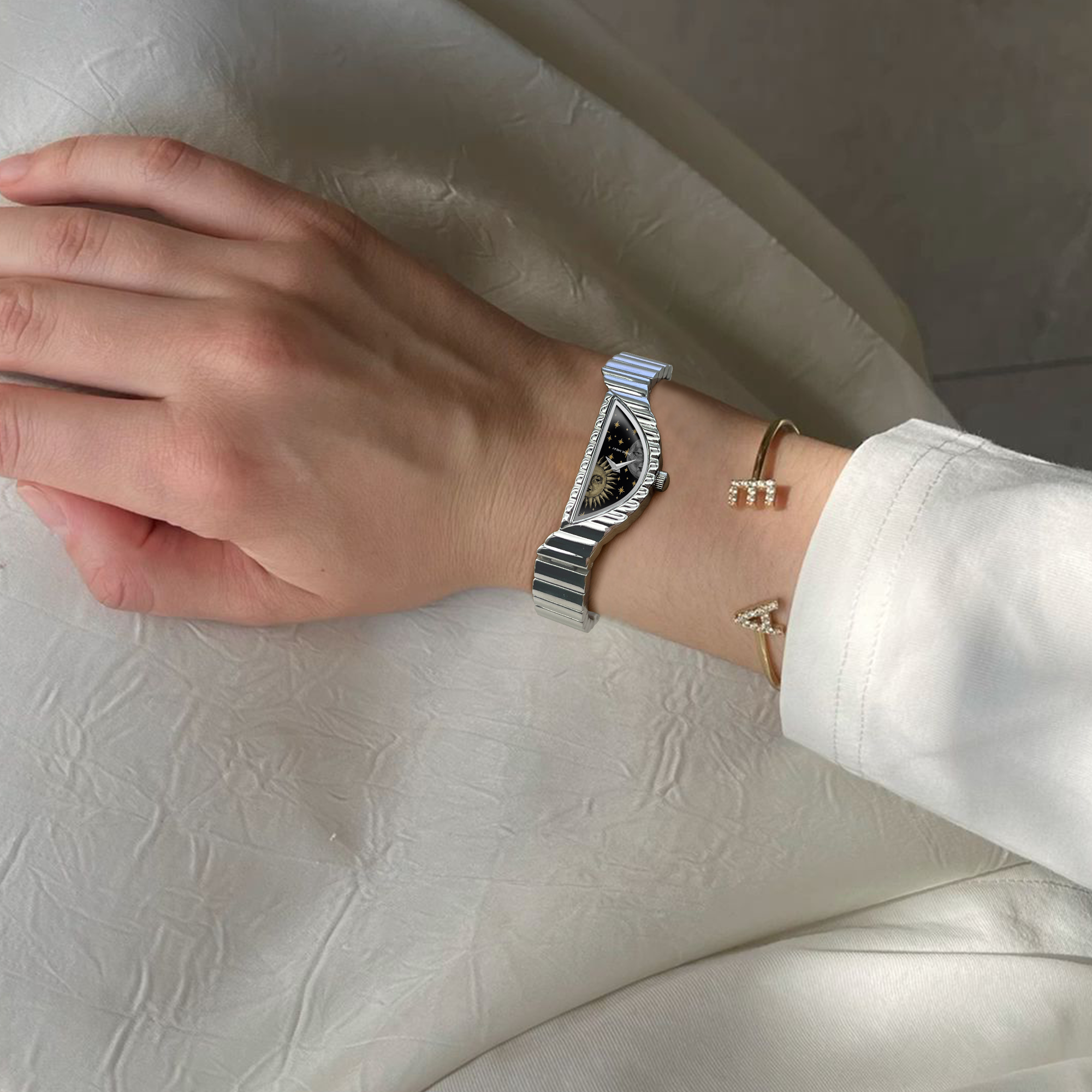 FIRST QUARTER CLASSIC WATCH