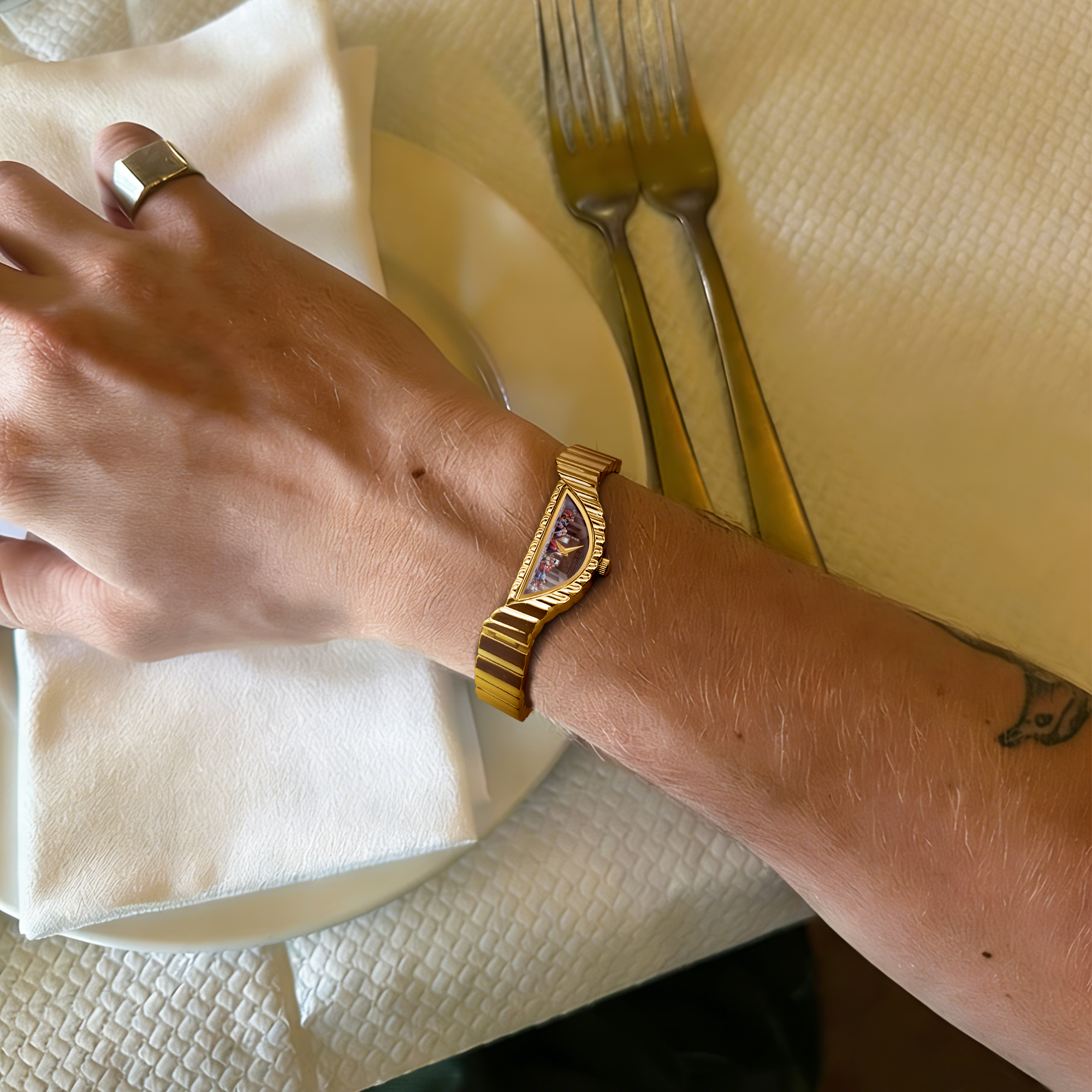 FIRST QUARTER CLASSIC WATCH